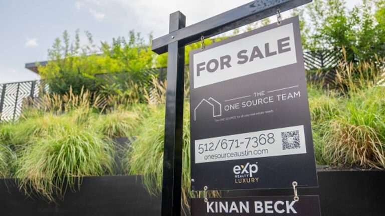 Mortgage demand falls for the second straight week, but all eyes are on