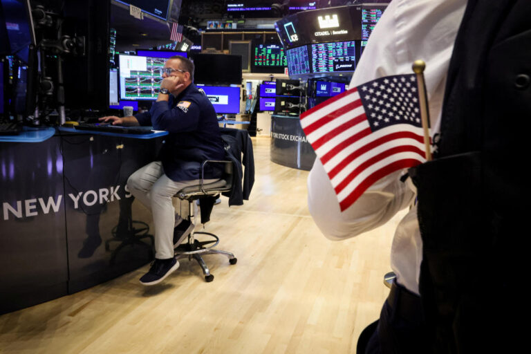 Stocks turn green, on track for best week of the year