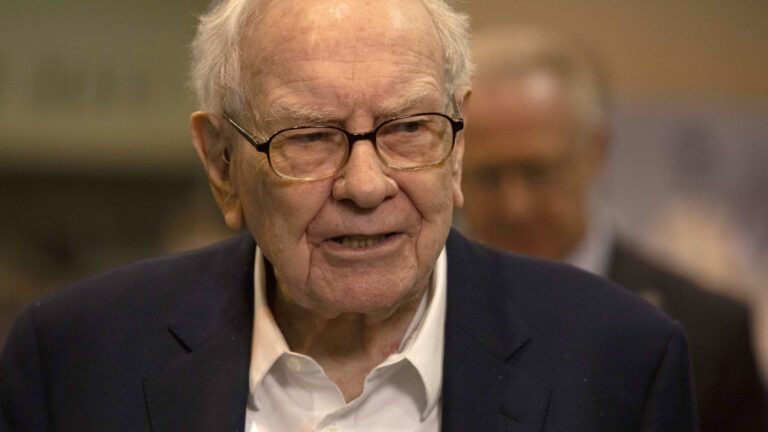 Berkshire Hathaway’s cash fortress tops $300 billion as Buffett sells more