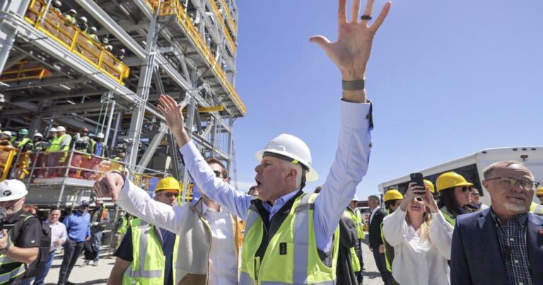 Trump’s interior and energy secretaries cheer on natural gas export