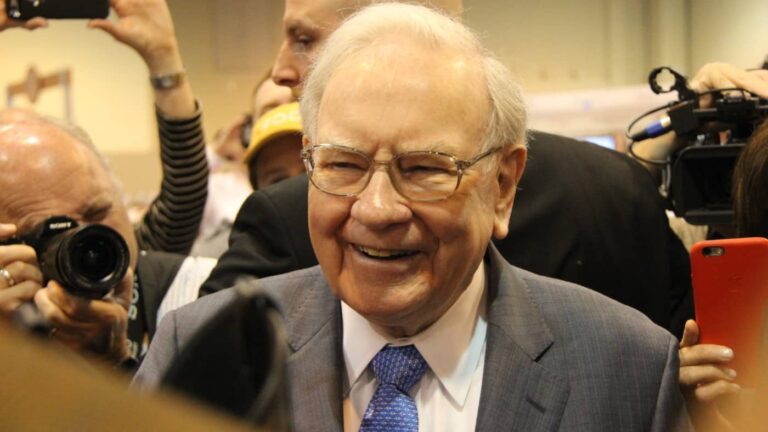 As the US stock market dives, here’s what Warren Buffett’s doing