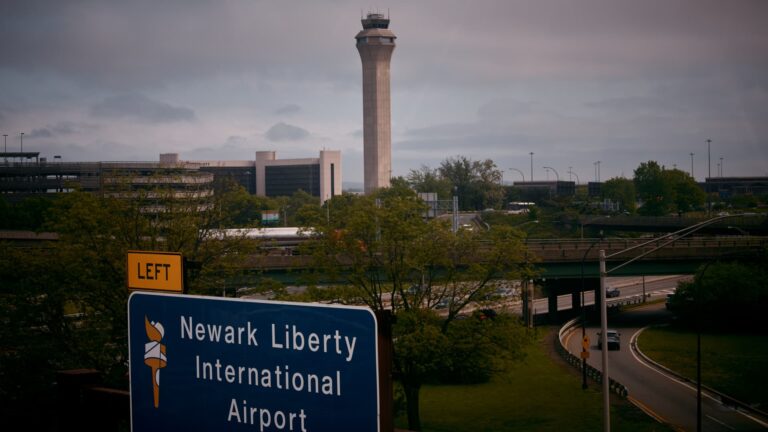 Why U.S. air traffic control is under strain