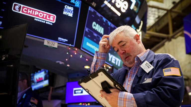 10-year Treasury yields dip as stronger GDP data clouds rate path