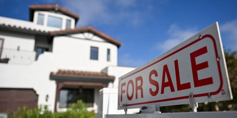 Wealthy Home Sellers Are Making Risky Offers to Drum up Buyer Interest