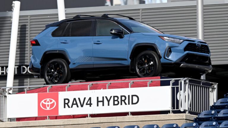 Automakers report mixed U.S. sales results as hybrids drive market