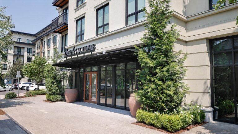 Charles Schwab expands into Lake Oswego